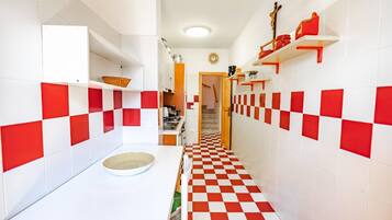 KĂŒhlschrank, Herdplatte, Wasserkocher mit Kaffee-/Teezubehör