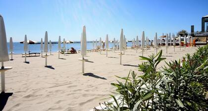 Villa for 8 guests with private parking, 2 bathrooms