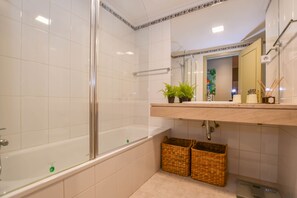 Chuveiro/banheira combinados, secador de cabelo, bidê, toalhas de banho