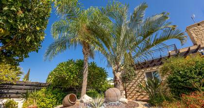 Walk to the beach and amenities, 3 bedroom villa with swimming pool