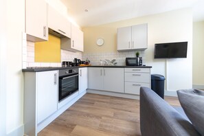 Apartemen Kota | Dapur pribadi | Lemari es besar, microwave, oven, dan kompor