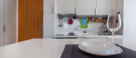 Departamento | Cocina privada | Refrigerador, microondas, horno y parrilla de estufa