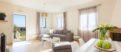 Téléviseur connecté, foyer, table de ping-pong, chaßne audio