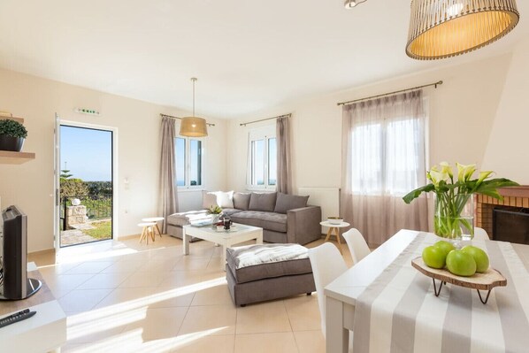 Smart TV, fireplace, table tennis, stereo