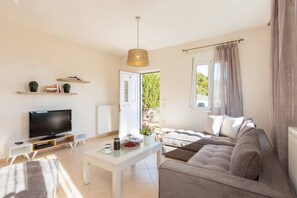 Smart TV, fireplace, table tennis, stereo