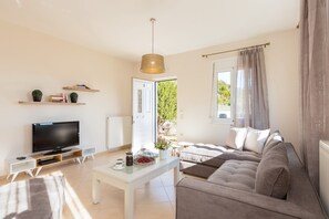 Smart TV, fireplace, ping pong, stereo