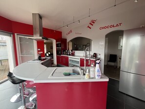 Réfrigérateur, micro-ondes, four, lave-vaisselle