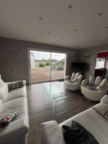 Villa Oyala with heated pool, spacious and