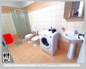 Dusche, Haartrockner, Bidet, Toilettenpapier