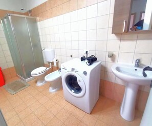 Shower, hair dryer, bidet, toilet paper - Villa Luna - Air Conditioned & Independent Holiday Villa San Pietro In Bevagna (San Pietro In Bevagna)