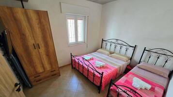 2 bedrooms, iron/ironing board, free WiFi