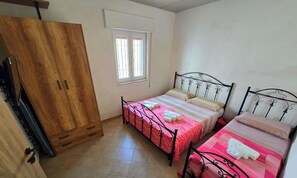 2 bedrooms, iron/ironing board, free WiFi