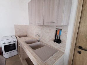 Fridge, oven, stovetop, cookware/dishes/utensils