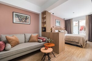 Luxe studio suite, balkon, uitzicht op stad | Een minibar, een strijkplank/strijkijzer, gratis wifi, beddengoed