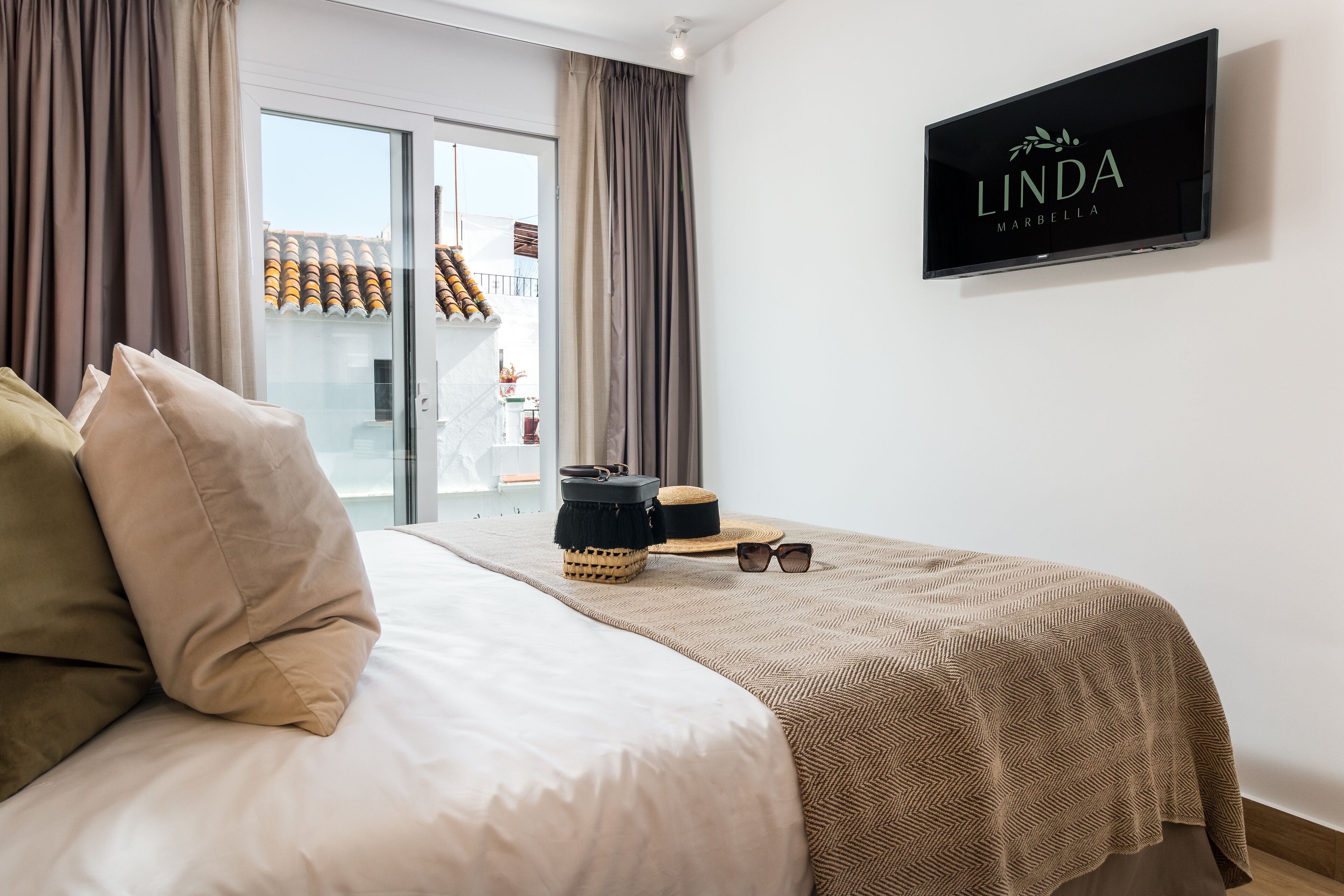 luxury studio suite, balcony, city view | minibar, iron/ironing board, free wifi, bed sheets