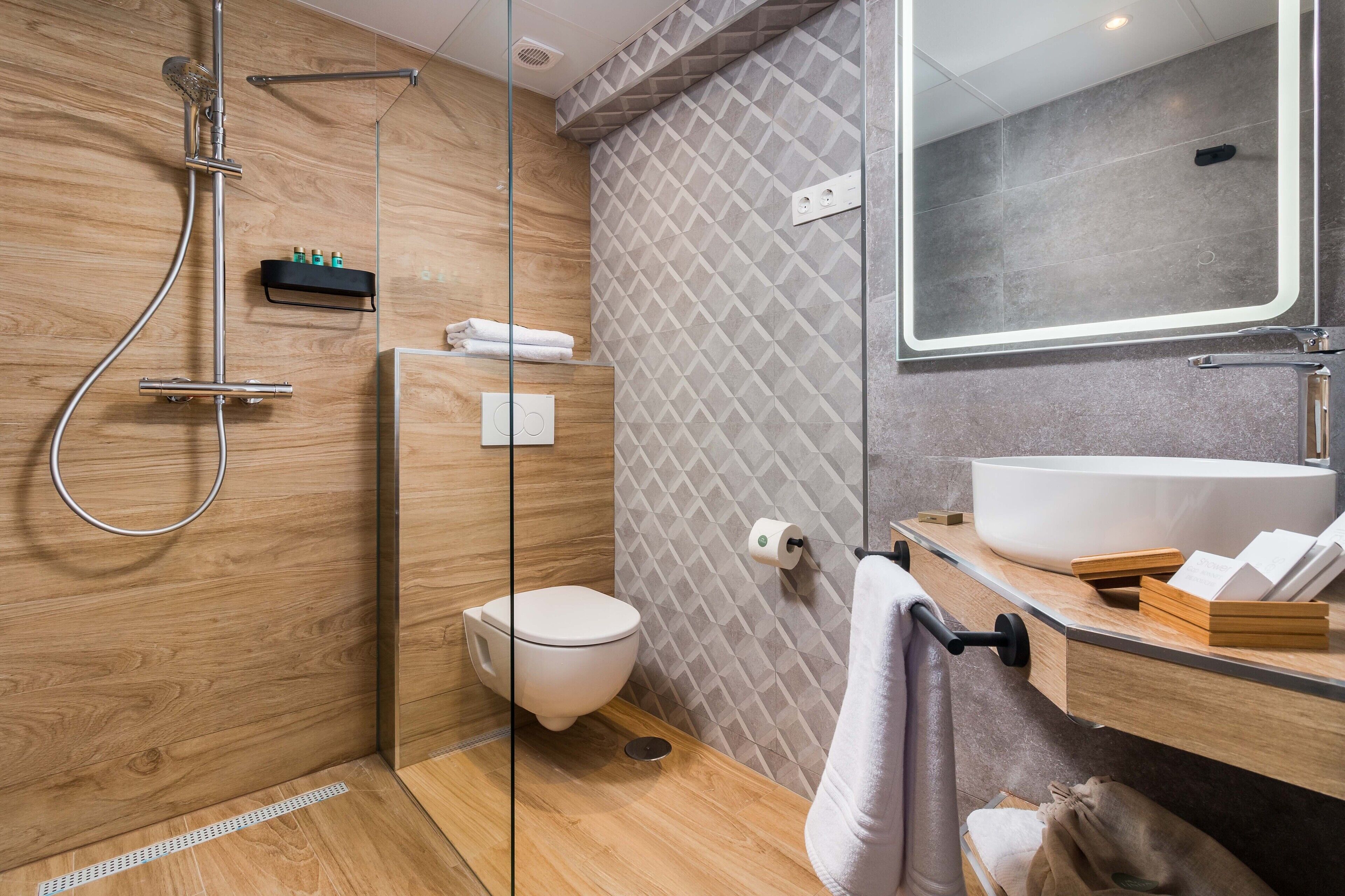 shower, free toiletries, hair dryer, towels