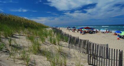 Parrothead Inn 4 Bedroom 2 Bath Semi-Oceanfront Home in Nags Head