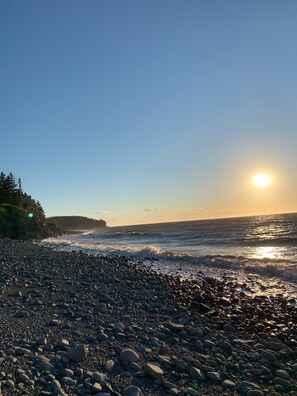 Beach - Cozy cottage with a hot tub on the bay of fundy (Berwick)