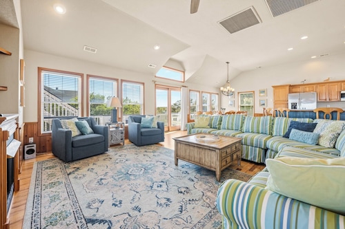 Out of the Blue 8 Bedroom Home With Private Pool