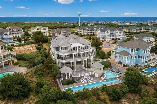 Stunning 6 Bedroom Home w/ Private Pool and hot tub. Access to Resort Amenities w/ Seasonal Beach Trolley