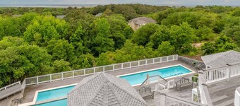 Stunning 6 Bedroom Home w/ Private Pool and hot tub. Access to Resort Amenities w/ Seasonal Beach Trolley