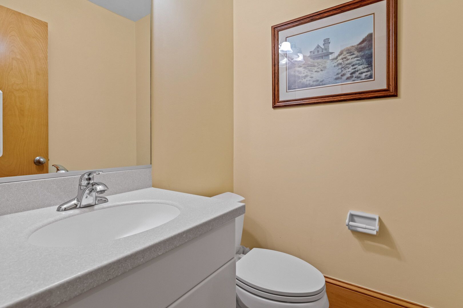 Ein Badezimmer mit Waschbecken, Spiegel und Toilette.