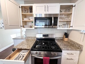 Geladeira, micro-ondas, fogão, cooktop