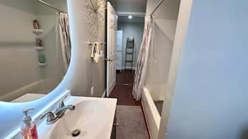 Combined shower/tub, hair dryer, towels