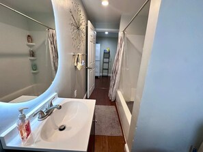 Combined shower/bathtub, hair dryer, towels