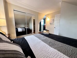 3 quartos, escrivaninha, ferros/tábuas de passar roupa