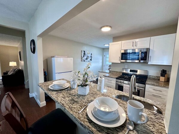 Geladeira, micro-ondas, fogão, cooktop