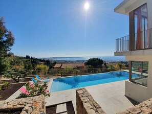 Utomhuspool och uppvärmd pool