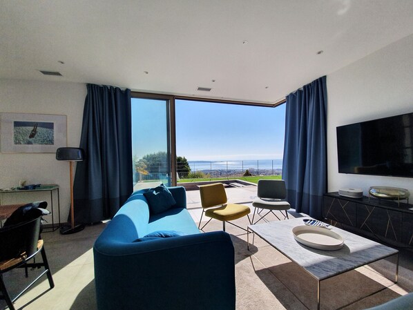 Tv, en stereo, datorskärmar och printers