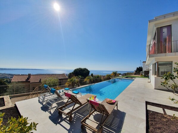 Alberca al aire libre y alberca climatizada