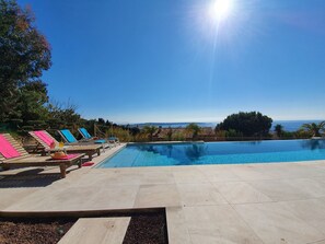 Alberca al aire libre y alberca climatizada