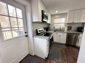 Køleskab, mikrobølgeovn, ovn, kogeplade