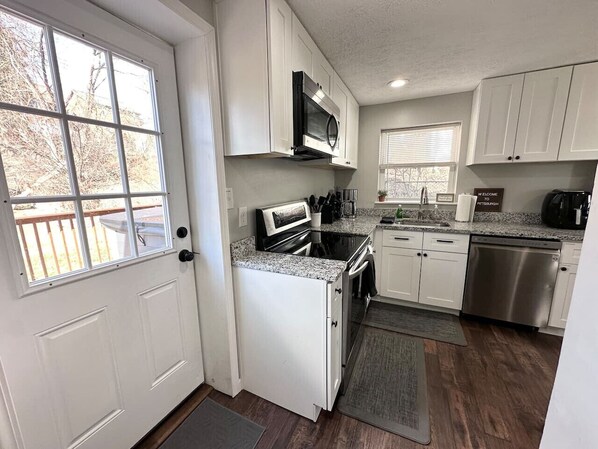 Jääkaappi, mikroaaltouuni, uuni, liesi