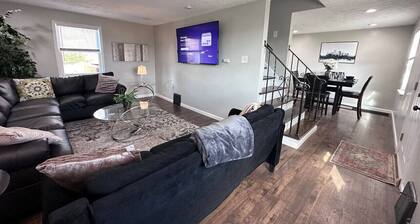 Hot tub & renovated house 9 minutes from downtown!