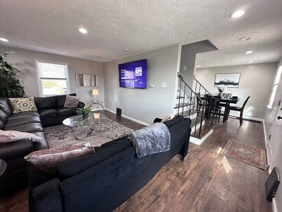 Hot tub & renovated house 9 minutes from downtown!