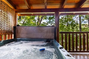 Outdoor spa tub - Simply Amazing - Game Tables and Hot Tub (Sevierville)
