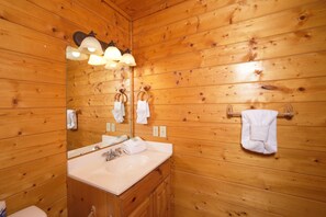 وحدات دش مع أحواض استحمام، مناشف