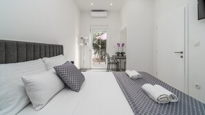 Een moderne hotelkamer met een groot bed, een bureau en een stoel.
