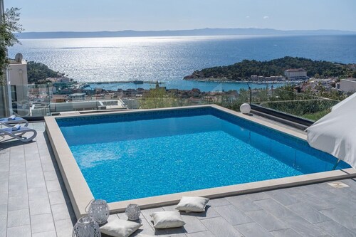 Seaview villa Lea 5-bedroom villa with heated pool and amazing views of the city and sea