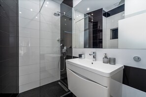Een douche, een haardroger, handdoeken