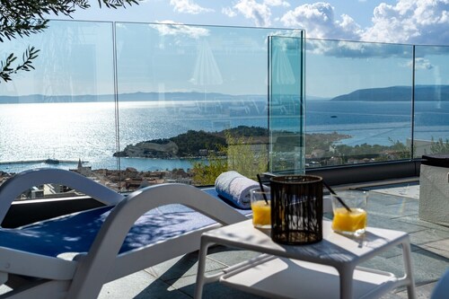Seaview villa Lea 5-bedroom villa with heated pool and amazing views of the city and sea