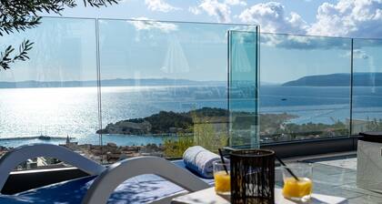 Seaview villa Lea 5-bedroom villa with heated pool and amazing views of the city and sea