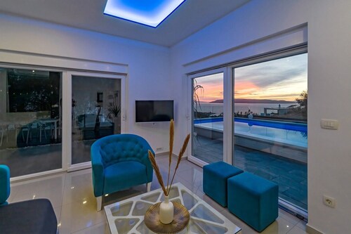 Seaview villa Lea 5-bedroom villa with heated pool and amazing views of the city and sea