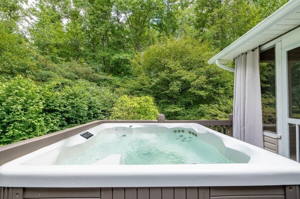 Outdoor spa tub