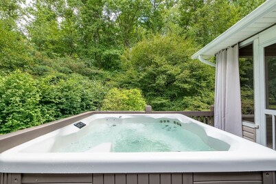 Creekside S'mores, Hot Tub Soaks, Ping-Pong, Spa Baths & Fireside Sips - Hen Wallow Creek Cottage