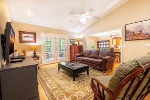 Téléviseur, foyer, table de ping-pong